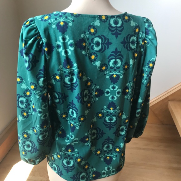 Ann Taylor Factory - NWT - Long sleeves top with cutes details - Picture 3 of 5